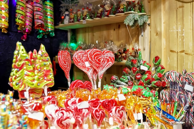 Stallo con caramelle colorate e festive tradizionali nel mercatino di Natale a Vilnius, Lituania. Le caramelle sono molto popolari in questi mercati. Messa a fuoco selettiva