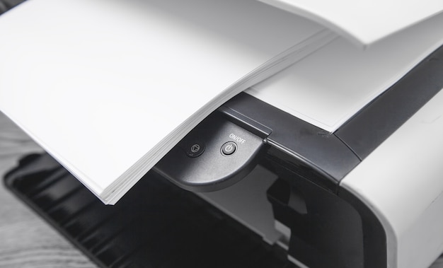 Stampante Xerox e documenti sulla scrivania.