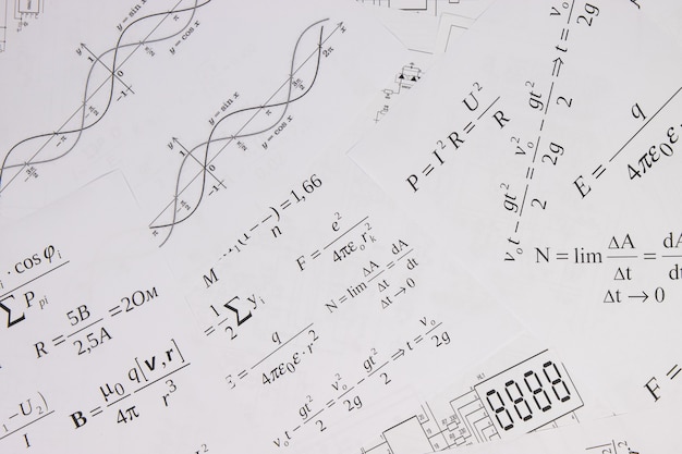 Stampato su carta formule elettriche matematiche, grafici e disegni tecnici