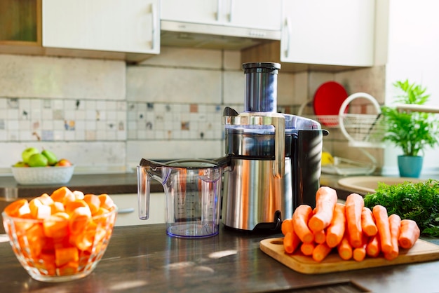 Stampiatore moderno con carote sul tavolo in cucina