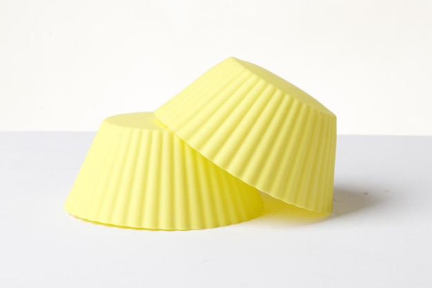 stampo in silicone per la cottura su sfondo bianco. Accessori culinari del fornaio. Pirottini piccoli. È isolato.