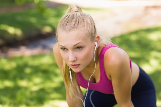 Stanca bella donna in reggiseno sportivo al parco