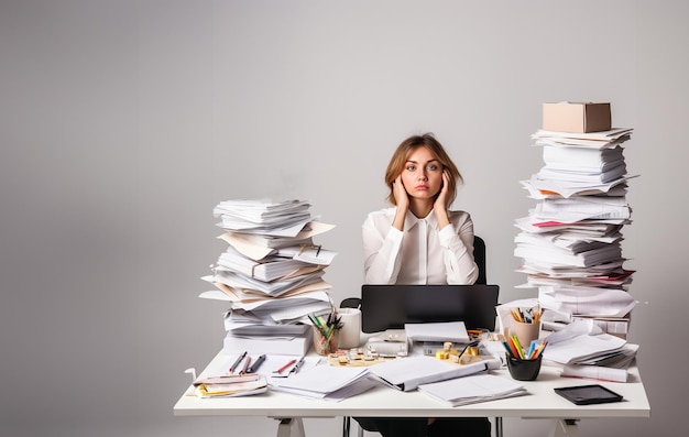 Stanco del lavoro e di molti compiti una donna seduta Sfondo bianco Note idee compiti sfondo carte Har