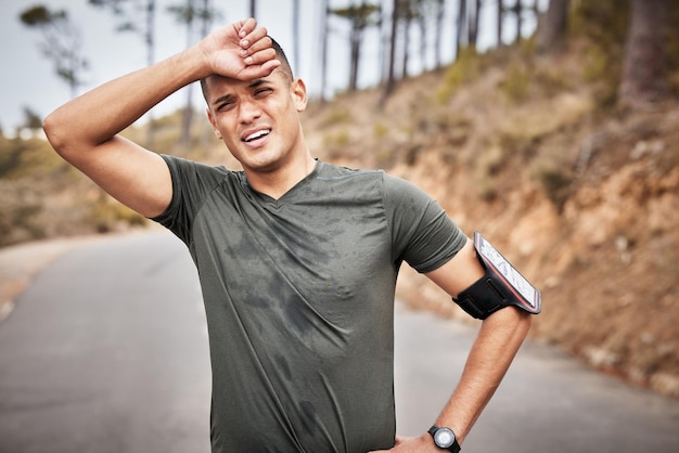 Stanco fitness e running man ritratto di un maratoneta su una strada che si sente affaticato dall'allenamento