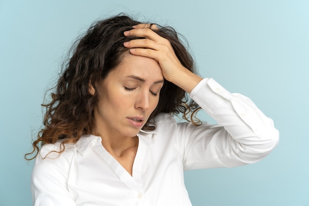 Stanco frustrato lavoratore di ufficio donna d'affari sospirando asciugandosi il sudore della fronte ha burnout emotivo