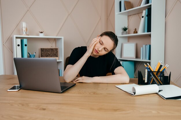 Stanco imprenditrice superlavoro sul posto di lavoro in ufficio abbattimento stressata