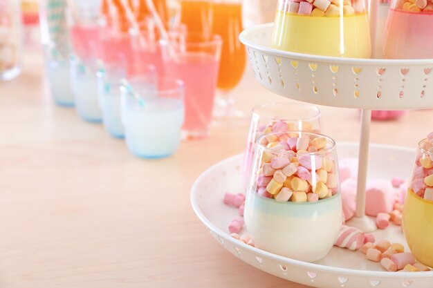 Stand con deliziosi dessert marshmallow sul primo piano del tavolo