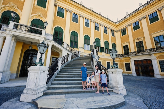 Stand di famiglia nelle scale del famoso Palazzo di Schonbrunn a Vienna Austria