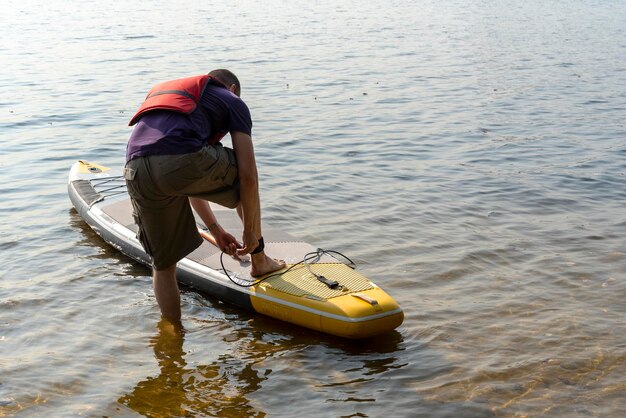 Standup paddleboarding sono sul fiume Mosca Strogino