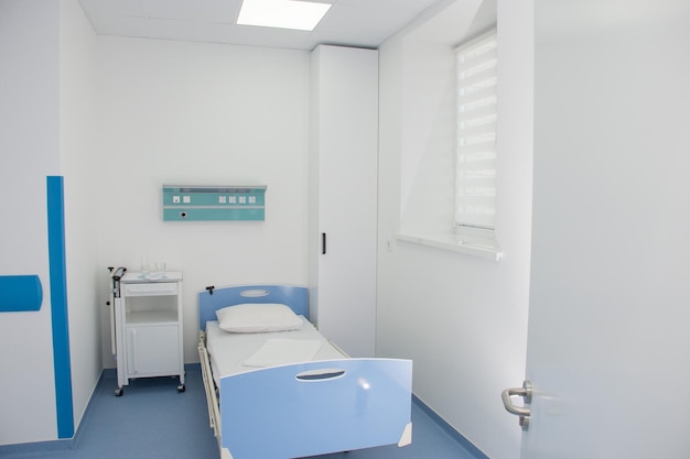 Stanza d'ospedale moderna vuota con concentratore di ossigeno Attrezzature mediche moderne nell'unità di terapia intensiva
