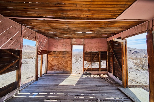 Stanza di legno abbandonata nella città fantasma del deserto