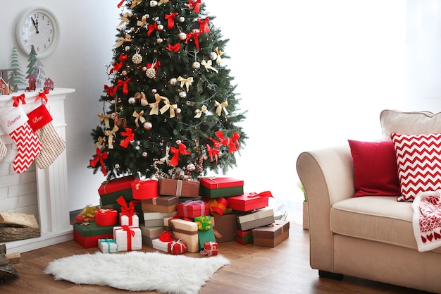 Stanza di Natale decorata con un bellissimo albero di abete
