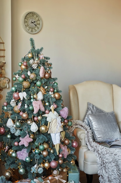 Stanza e camera da letto dei bambini di Natale Sfondo di albero di natale con decorazioni rosa e tiffany