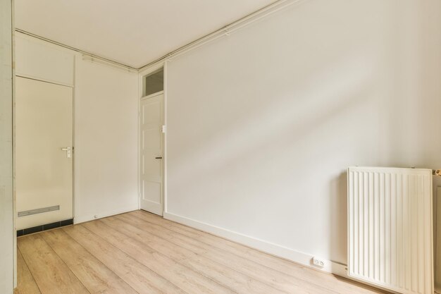 Stanza vuota con pareti bianche e pavimento in legno