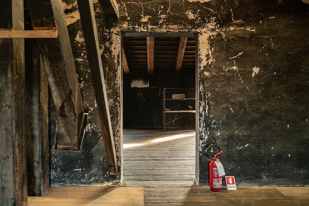 Stanza vuota in una casa abbandonata con finestra e pavimento in legno
