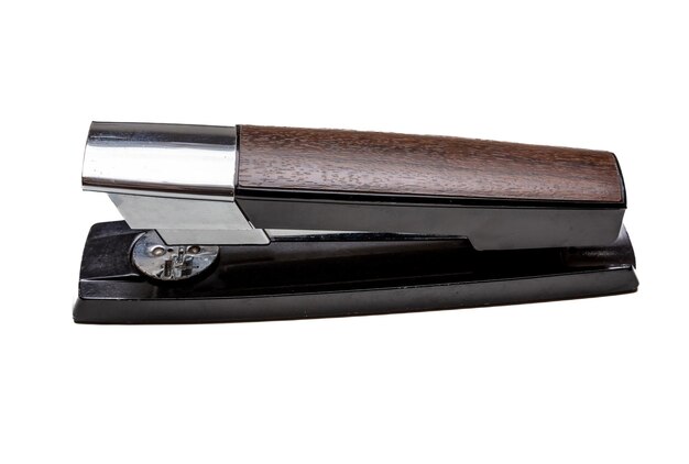 Stapler colore marrone legno e metallo argento fine isolato su sfondo bianco Staple arma strumento