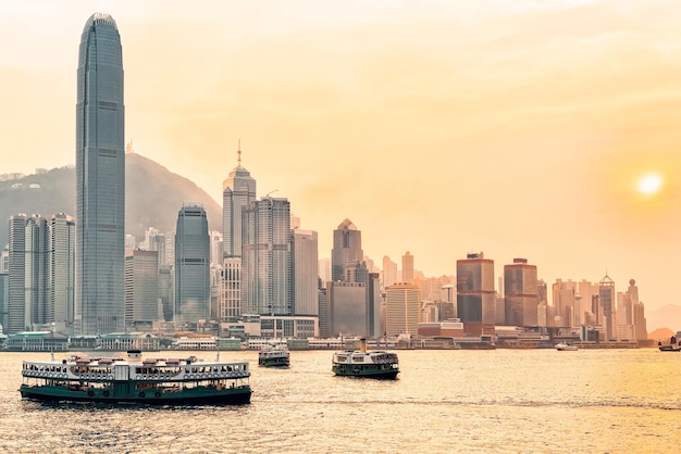 Star Ferry al porto di Victoria a Hong Kong al tramonto. Vista da Kowloon sull'isola di Hong Kong.