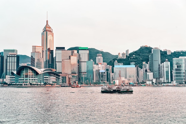 Star Ferry nel porto di Victoria a Hong Kong al tramonto. Vista da Kowloon sull'isola di Hong Kong.