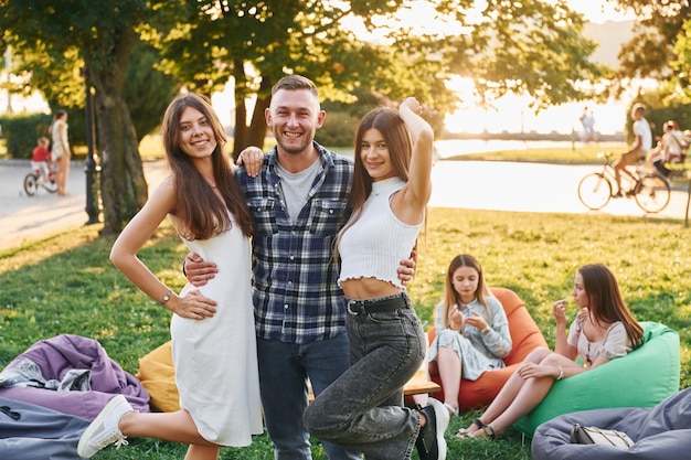 Stare in piedi e divertirsi Un gruppo di giovani organizza una festa nel parco durante il giorno d'estate