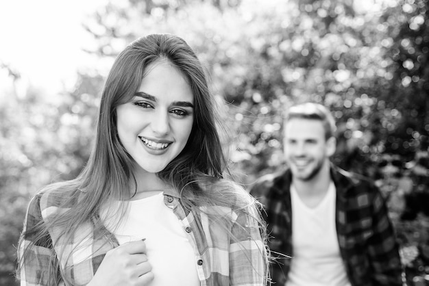 Stare insieme coppia innamorata primo incontro di coppia all'aperto Relazione felice giorno di San Valentino campeggio estivo nella foresta weekend in famiglia appuntamento romantico ragazza a fuoco selettivo con ragazzo nel parco