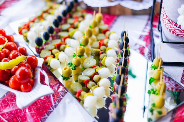Stare su un tavolo festivo con banchetto nuziale di verdure sottaceto