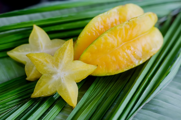 Starfruit, Carambola su foglia verde