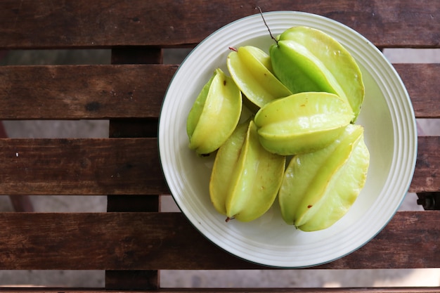 Starfruit in lamiera sul tavolo di legno