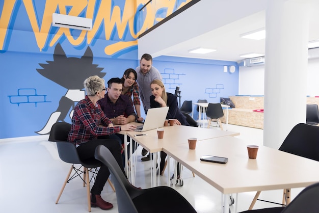 Startup business team in riunione in un moderno e luminoso ufficio di brainstorming interno, lavorando su laptop e tablet computer