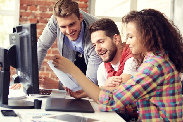 Startup Diversità Lavoro di squadra Brainstorming Concetto di riunione Colleghi del team aziendale Condivisione dell'economia mondiale Rapporto Documento portatilePersone che lavorano Pianificazione Start UpGruppo giovani hipster che discutono di caffè