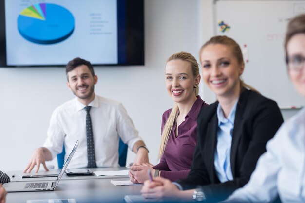 Startup, giovani creativi raggruppano il brainstorming sulla riunione del team all'interno dell'ufficio moderno. Utilizzo di laptop, tablet e smartphone per annotare idee, piani e progetti