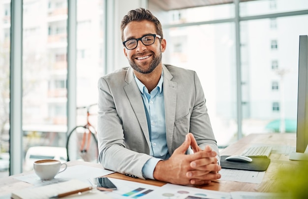 È stata una giornata di lavoro di successo Ritratto di un bel giovane uomo d'affari seduto in un ufficio