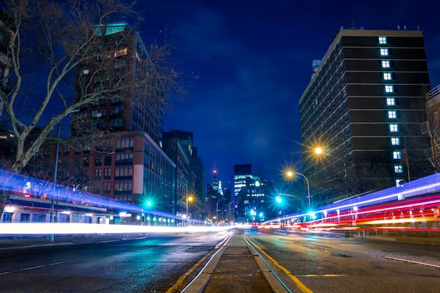 Stati Uniti d'America, New York City. Strada notturna di Manhattan e tracce dai fari delle auto