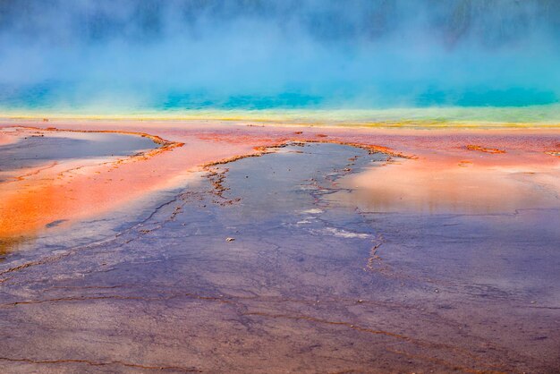 Stati Uniti d'America, Wyoming, il Parco Nazionale di Yellowstone, Grand Prismatic Spring con nuvole gonfie