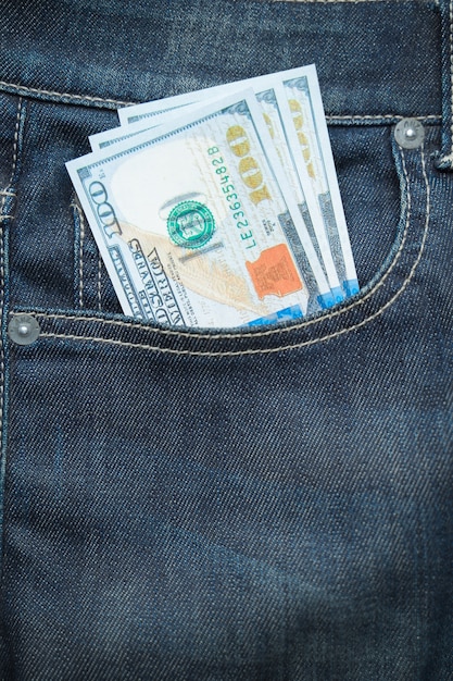 Stati Uniti dollari di carta moneta nella tasca dei jeans.