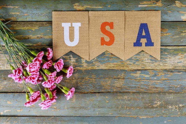 Stati Uniti il simbolismo di libertà, libertà, patriottico, onore, ricordo del giorno americano sul bouquet di fiori di garofano rossi
