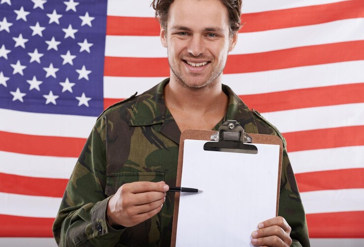 Foto stati uniti militari e reclutamento con ritratto di uomo in studio per conflitto di guerra e patriottico modello di esercito e pagina con persona e clipboard sulla bandiera americana per soldato campo di battaglia e veterano
