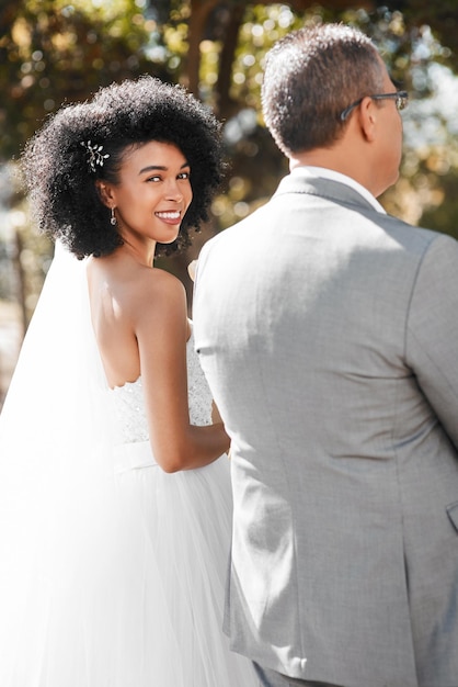 È stato al mio fianco in ogni viaggio della vita Ritratto di una giovane sposa felice che cammina lungo il corridoio da suo padre il giorno del suo matrimonio