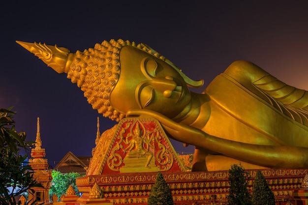 Statua adagiantesi del buddha nel tempiale di Vientiane