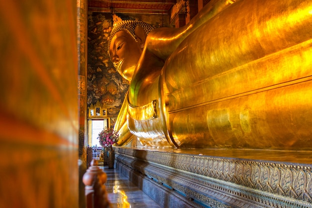 Statua adagiantesi dell&#39;oro del Buddha, Wat Pho, Bangkok, Tailandia