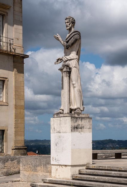 Statua al filosofo greco al di fuori del moderno edificio della letteratura presso l'Università di Coimbra
