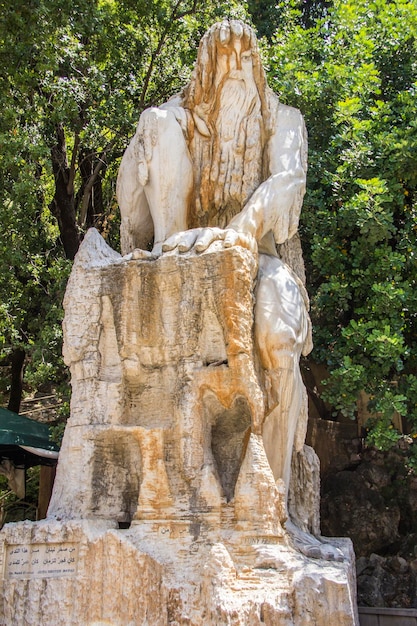 Statua all'ingresso della Grotta di Jeita a Jounieh, Libano