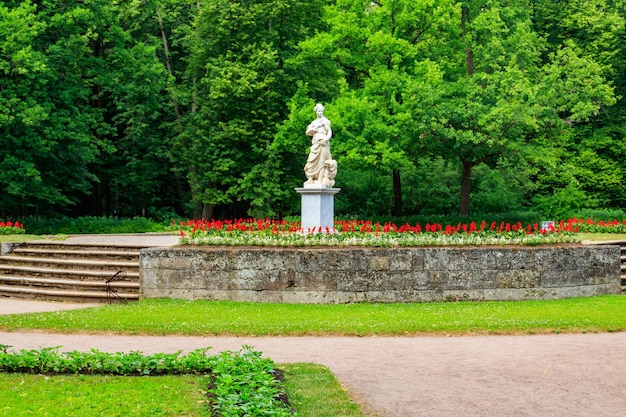 Statua allegorica in marmo Pace nel parco di Pavlovsk Russia