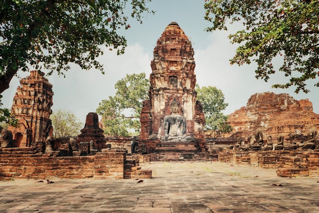 Statua antica del buddha di Autthaya nel tempio della tailandia