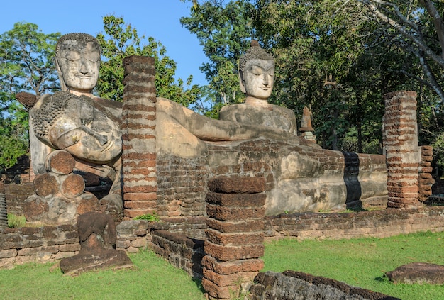 Statua antica di Buddha nel parco storico di Kamphaeng Phet, Tailandia