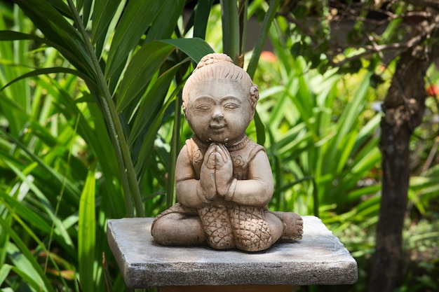 Statua buddista nel giardino tropicale Thailandia Close up