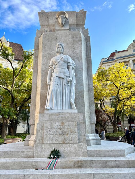 Statua commemorativa in marmo a Budapest sotto un cielo limpido