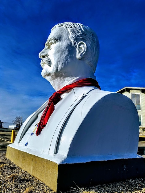 Statua contro il cielo blu