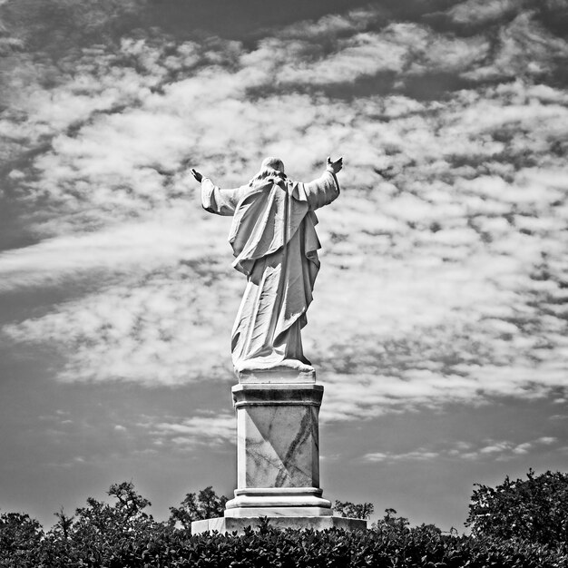 Statua contro il cielo nuvoloso