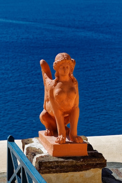 Statua contro il mare blu