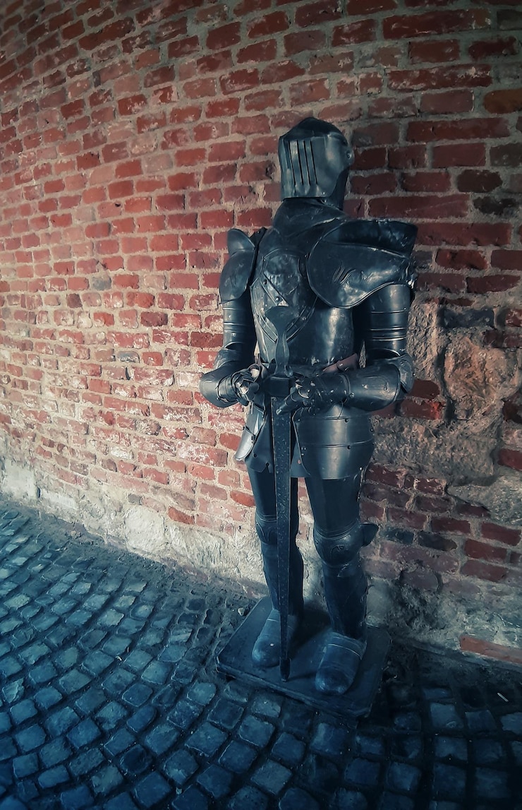 Foto statua contro un muro di mattoni
